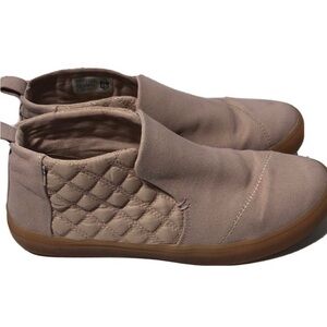 Toms blush pink quilted sneakers. Size 9.5.